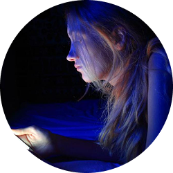 ¿Cómo afecta el uso prolongado de pantallas a tus ojos?